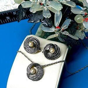 🖤NEW💕AVON necklace & earrings set